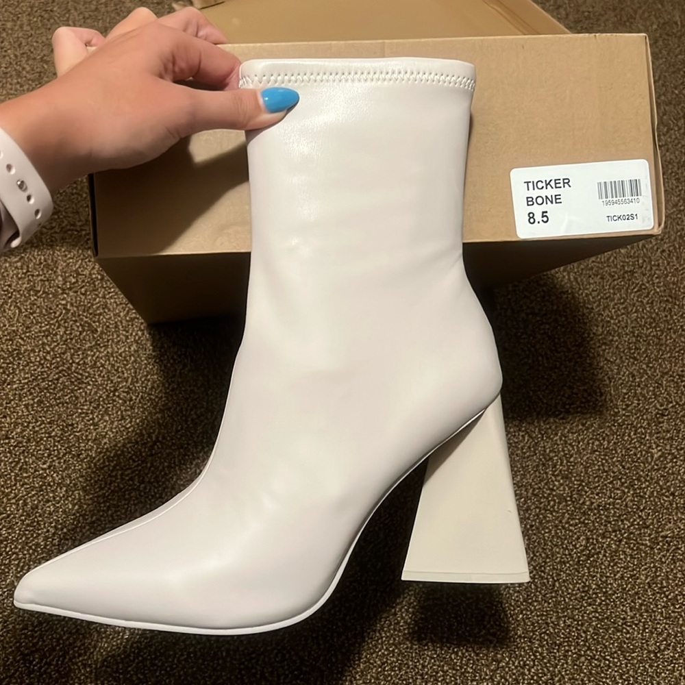 Steve Madden Ticker boots in Bone. 8.5